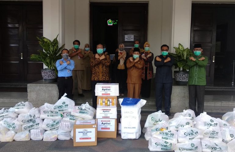 Rektor Unisma Menyerahkan bantuan berupa Handsanitizer HS 193 buatan FK Unisma serta sembako kepada Pemerintahan Kota Malang di Balai Kota Malang.