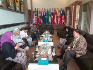 Rektor Universitas Prof. Dr. H. Maskuri, M.Si didampingi Wakil Rektor 4 menerima kunjungan Direktur Malang Post