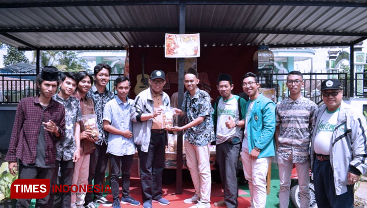 Rektor Unisma Malang Borong Kripik Singkong Khas Sumatera di Desa Dadapan