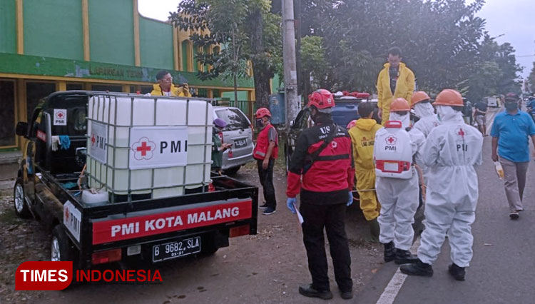 Serbuan Teritorial Menwa Unisma Malang Gelar Penyemprotan Disinfektan di Kota Malang